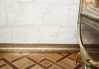 Плинтус золотого цвета эффектно контрастирует с позолоченной мебелью Плинтус золотого цвета эффектно контрастирует с позолоченной мебелью