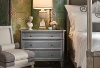 Ширма не только разделяет пространство на зоны, но и является оригинальным элементом декора спальни Ширма не только разделяет пространство на зоны, но и является оригинальным элементом декора спальни