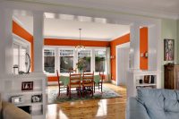 Интерьер в классическом стиле с перегородками, в которых устроены полки для хранения книг, фотографий и сувениров Интерьер в классическом стиле с перегородками, в которых устроены полки для хранения книг, фотографий и сувениров