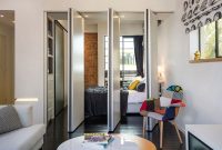 Пластиковая складная перегородка необычной конструкции отделяет спальное место от пространства гостиной Пластиковая складная перегородка необычной конструкции отделяет спальное место от пространства гостиной