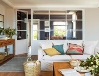 Перегородки из стекла разделяют помещение на зоны, в то же время не загромождая пространство Перегородки из стекла разделяют помещение на зоны, в то же время не загромождая пространство