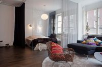 Сочетание стеклянной перегородки и текстильных занавесей позволяет создать в спальне уютную атмосферу, способствующую отдыху и расслаблению Сочетание стеклянной перегородки и текстильных занавесей позволяет создать в спальне уютную атмосферу, способствующую отдыху и расслаблению