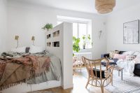 Простая в исполнении перегородка, отделяющая место для отдыха и сна от пространства гостиной Простая в исполнении перегородка, отделяющая место для отдыха и сна от пространства гостиной