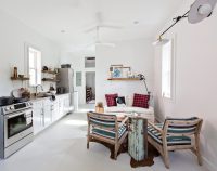 Перегородка из ГКЛ разделяют кухню на две функциональные части Перегородка из ГКЛ разделяют кухню на две функциональные части