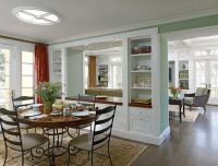 Шкаф-перегородка с секциями для посуды, установленный между гостиной и столовой Шкаф-перегородка с секциями для посуды, установленный между гостиной и столовой