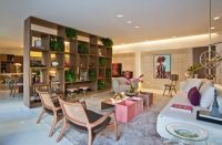 Большой стеллаж, выполняющий роль разделителя между пространствами кухни и гостиной Большой стеллаж, выполняющий роль разделителя между пространствами кухни и гостиной