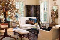 Мобильная перегородка в виде деревянной ширмы с узорами украшает гостиную частного дома Мобильная перегородка в виде деревянной ширмы с узорами украшает гостиную частного дома