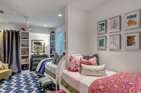 Узкая перегородка из гипсокартона визуально делит детскую комнату, предназначенную для двух детей Узкая перегородка из гипсокартона визуально делит детскую комнату, предназначенную для двух детей