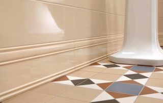 Плинтус для ванной комнаты: обзор напольных и потолочных моделей