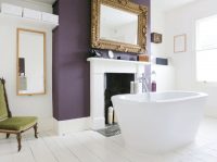 Высокий ПВХ-плинтус на полу в ванной комнате Высокий ПВХ-плинтус на полу в ванной комнате