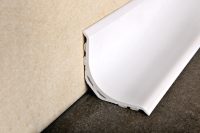 Пластиковый плинтус имеет низкую стоимость и очень простой в монтаже Пластиковый плинтус имеет низкую стоимость и очень простой в монтаже