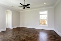 Плинтус выступает в качестве завершающего штриха в отделке потолка Плинтус выступает в качестве завершающего штриха в отделке потолка