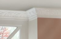 Внешний и внутренний угол оформлены с помощью плинтуса Внешний и внутренний угол оформлены с помощью плинтуса
