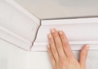 Плинтус монтируют с помощью клея «Момент» или жидких гвоздей Плинтус монтируют с помощью клея «Момент» или жидких гвоздей