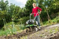 Управлять легким мотокультиватором сможет даже женщина Управлять легким мотокультиватором сможет даже женщина