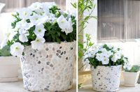 Декорирование цветочного кашпо с помощью морских камушков Декорирование цветочного кашпо с помощью морских камушков