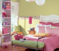 Бордюрная лента на однотонной стене выделяется гораздо ярче, чем на рисунке Бордюрная лента на однотонной стене выделяется гораздо ярче, чем на рисунке