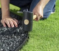 Пластиковый бордюр можно легко установить своими руками Пластиковый бордюр можно легко установить своими руками