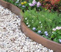 Пластиковый бордюр отличается простотой установки Пластиковый бордюр отличается простотой установки