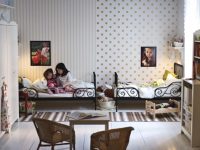 Зонирование комнаты двух сестер с помощью обоев на стене Зонирование комнаты двух сестер с помощью обоев на стене