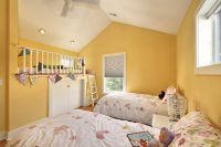 Интересное зонирование игровой зоны, мини-гардеробной и двух спальных мест Интересное зонирование игровой зоны, мини-гардеробной и двух спальных мест