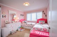 Перпендикулярное расположение кроватей в детской Перпендикулярное расположение кроватей в детской