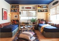 Темно-синий потолок и светлые стены в комнате мальчиков-подростков Темно-синий потолок и светлые стены в комнате мальчиков-подростков