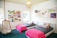 Две комфортные детские кроватки в комнате девочек Две комфортные детские кроватки в комнате девочек