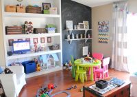 На открытых полках можно разместить игрушки, книги и ящики с мелкими предметами На открытых полках можно разместить игрушки, книги и ящики с мелкими предметами