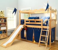 Двухэтажная кровать, стилизованная под рыцарскую крепость Двухэтажная кровать, стилизованная под рыцарскую крепость