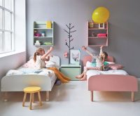 Лаконичный минимализм в оформлении комнаты двух сестер Лаконичный минимализм в оформлении комнаты двух сестер