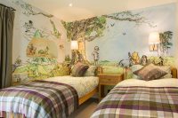 Стены комнаты двух детей украшены рисунками из любимых мультфильмов Стены комнаты двух детей украшены рисунками из любимых мультфильмов