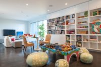 Вместительный шкаф с открытыми полками для хранения игрушек и книг Вместительный шкаф с открытыми полками для хранения игрушек и книг