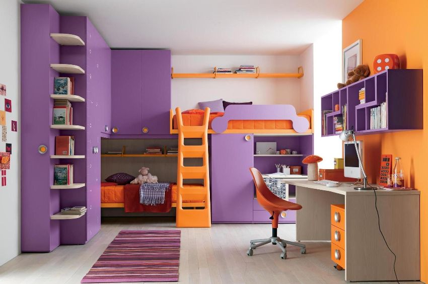 Сочетание оранжевого и фиолетового цветов в оформлении детской