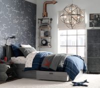 Одна из стен комнаты оклеена обоями с изображением астрологических созвездий Одна из стен комнаты оклеена обоями с изображением астрологических созвездий