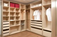 Удобная система наполнения угловой гардеробной в кладовке Удобная система наполнения угловой гардеробной в кладовке