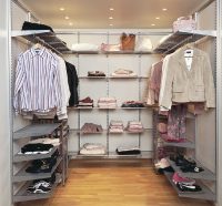 Каркасная система хранения в маленькой гардеробной Каркасная система хранения в маленькой гардеробной