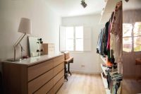 Система хранения расположена вдоль одной из стен комнаты Система хранения расположена вдоль одной из стен комнаты