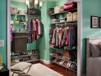 Маленькая гардеробная комната в кладовке Маленькая гардеробная комната в кладовке