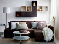 Использование навесной мебели позволит добавить функциональности комнате и не загромоздит пространство