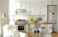 Красивый интерьер кухни выдержан в молочно-белых тонах Красивый интерьер кухни выдержан в молочно-белых тонах