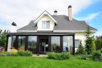 Современный одноэтажный дом с мансардным помещением Современный одноэтажный дом с мансардным помещением