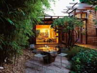 Уютный небольшой двор загородного частного дома Уютный небольшой двор загородного частного дома