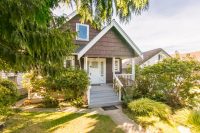 Территория вокруг дома украшена деревьями и кустарниками Территория вокруг дома украшена деревьями и кустарниками