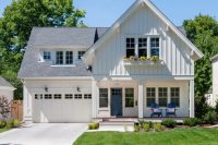 Аккуратный белый дом в американском стиле Аккуратный белый дом в американском стиле