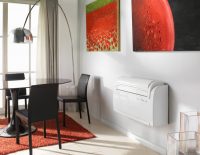 Монтаж напольно-потолочных кондиционеров может осуществляться как на потолок, так и внизу стены Монтаж напольно-потолочных кондиционеров может осуществляться как на потолок, так и внизу стены