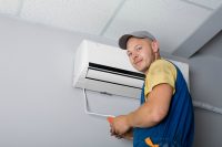 При монтаже и установке кондиционера необходимо учитывать, куда будут направлены потоки воздуха При монтаже и установке кондиционера необходимо учитывать, куда будут направлены потоки воздуха