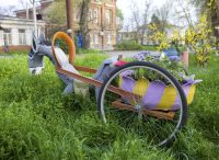 Ослик в упряжке, сделанный из старых автомобильных шин Ослик в упряжке, сделанный из старых автомобильных шин