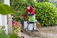 Садовый измельчитель помогает быстро избавиться от веток Садовый измельчитель помогает быстро избавиться от веток