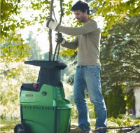 Ножевой шредер измельчает траву и тонкие ветки Ножевой шредер измельчает траву и тонкие ветки